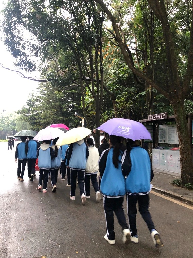追寻红色足迹 赓续英烈精神——南宁市城市管理职业技术学校开展清明祭扫活动