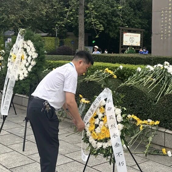 缅怀革命先烈 传承红色精神｜南宁市城市管理职业技术学校开展清明祭扫主题活动