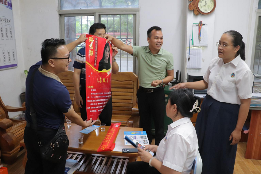 喜报传母校,锦旗谢师恩——我校走访多所生源初中送喜报赠锦旗